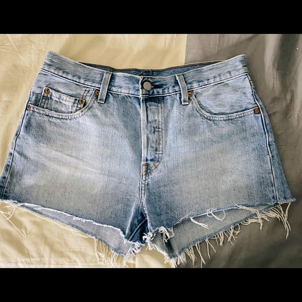 Levi’s 501 distressed shorts-Size 28